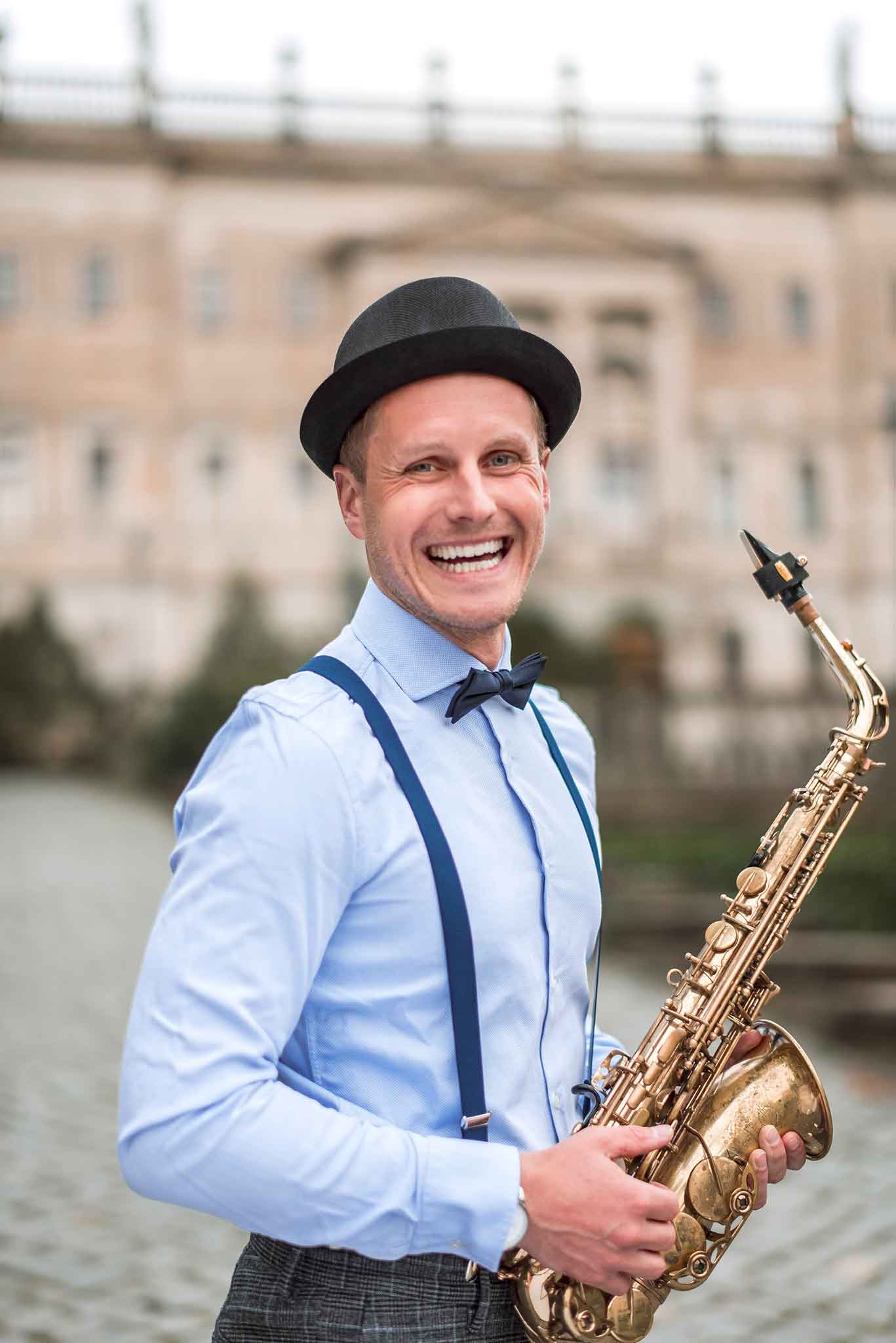Der Saxophonist Philipp Schoof bietet Saxophon Musik für Ihre Trauung.