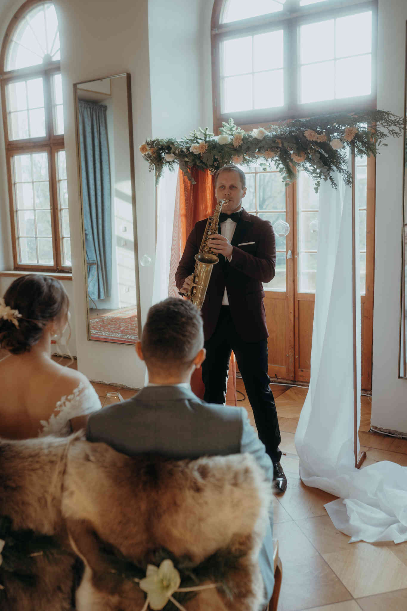 Der Saxophonist Philipp Schoof spielt auf einer Hochzeit in Dresden.