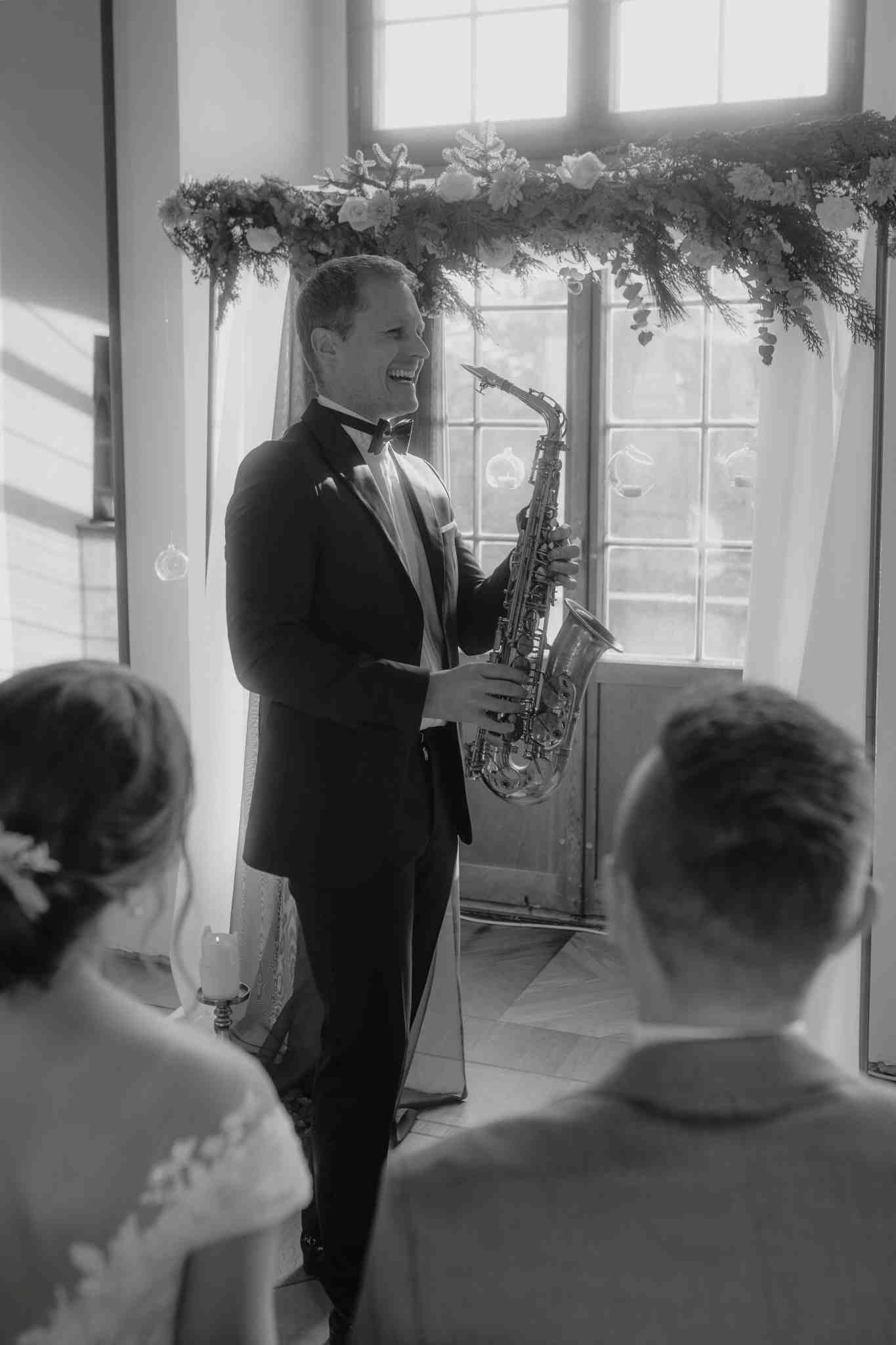 Der Musiker Philipp Schoof begleitet eine Trauung mit seinem Saxophon.